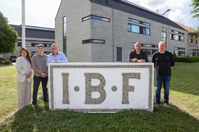 Vi mødte fem medarbejdere i forskellige funktioner. Fra venstre ses Winnie Pind, Andreas Ellemose Larsen og Peter Lorenzen. På den anden side af IBF-skiltet ses Morten Pedersen og Claus Krogh Thuesen.