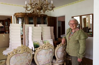I hjemmet på Skjernvej ved Trøstrup er kasser med sneglefælder stablet op på det fine spisebord i spisestuen. Stella Reece er i en alder af 70 år blevet iværksætter, og der er et produkt på »hylden« - en helt enkel udgave af en sneglefælde, hvor ingrediensen er tre plastikstykker, og så skal man selv putte øl i. Firmaet Snail Away har i første omgang produceret 30.000 styk, som sælges i æsker med tre fælder i hver.