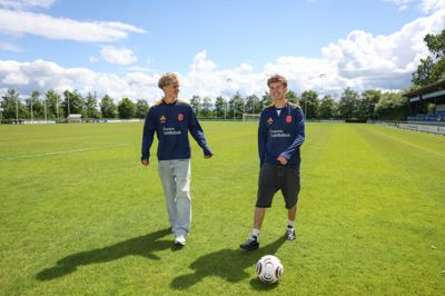 Sebastian Danielsson (tv) og Mads Emil Ebdrup fortsætter med at spille fodbold i barndomsklubben Vildbjerg SF nogle år endnu. Til efteråret får VSF et U19 Liga 1-hold, der er det højeste niveau, hvis klubben ikke har licens til at spille i enten Ligaen eller Divisionen.