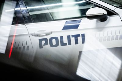 To mænd i 20'erne er sigtet for at have givet en 14-årig dreng en pistol, som drengen angiveligt brugte til at affyre tre skud mod en lejlighed på Frederiksberg natten til den 3. juni.