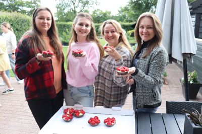 Jordbærkagerne vakte glæde, da Ikast-Brande Kommune i denne uge havde besøg af 10 socialarbejdere fra den ukrainske venskabsby Voznesensk.