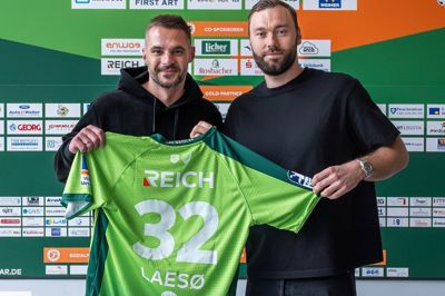 29-årige Nikolaj Læsø stoppede i BSH efter sæsonen, men nu skifter han til tyske Wetzlar. Her står han ved siden af klubbens sportschef Michael Allendorf.