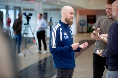 Morten Dahm Kjærgaard er her under fredagens pressemøde. I baggrunden står sportschef Jesper Stüker.