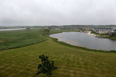 Der er i forvejen omkring 100 huse i Engholm Søpark. Nu skal der også bygges rundt om kvarterets sø, hvor der i dag kun er huse på den ene side.