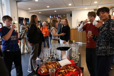 En af Ikast Bios mange særlige styrker er forskelligheden af arrangementer. Det er er nemlig langt fra kun biograffilm, som folk kommer til stedet for at opleve. Foredrag, musik, og som her skoleelever der fik ekstraordinær mulighed for at få en produktionen fra en emneuge vist i biografen.