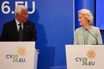 EU's præsident, António Costa, og EU-Kommissionens formand, Ursula von der Leyen, skriver i en fælles erklæring, at de indledende forhandlinger om optagelse af Ukraine og Moldova begynder på mandag.