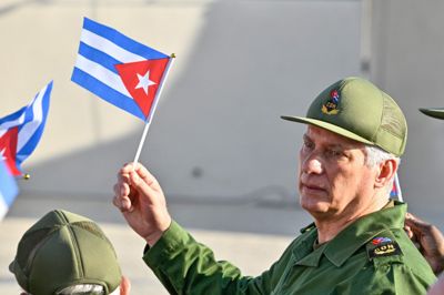 Cubas præsident, Miguel Díaz-Canel, ses på billede fra maj i hovedstaden Havana. Han siger i tale fredag, at Cuba håndterer udfordringer i økonomi på en intelligent måde.
