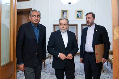 Irans udenrigsminister, Abbas Araghchi (i midten) siger til iransk stats-tv, at atomforhandlinger mellem USA og Iran vil ske, efter at de to lande har underskrevet en aftale.