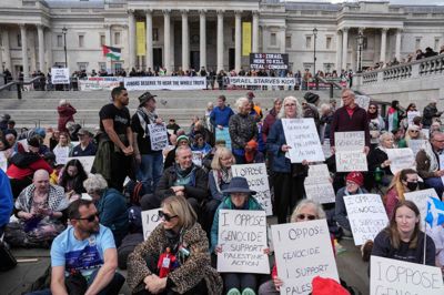 Billedet er fra april og viser demonstration i London med forbindelse til Palestine Action. Fredag blev fire aktivister idømt fængselsstraffe for indbrud i bygning ejet af israelsk våbenproducent.