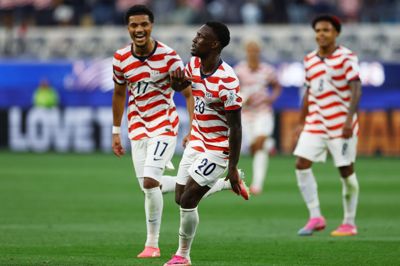 Folarin Balogun scorede to gange for USA i holdets første kamp ved VM-slutrunden, hvor Paraguay blev nedlagt med 4-1.