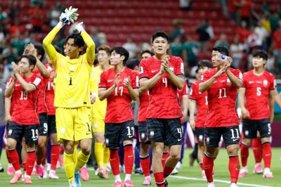 Sydkorea slog Tjekkiet med 2-1 i kampen, hvor tv-billeder viste flere tomme sæder. Fifa siger, at flere tilskuere opholdt sig på gangarealerne på stadion.