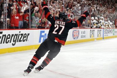 Nikolaj Ehlers gav finaleserien en spektakulær start med to mål i de første 12 minutter i den første kamp mod Vegas Golden Knights. Natten til mandag kan Ehlers og Frederik Andersen vinde ishockeysportens største trofæ.