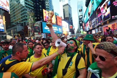 Håbefulde brasilianske fans samles på Times Square i New York forud for Brasiliens VM-åbner mod Marokko i New Jersey.