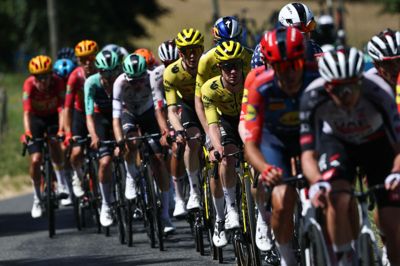 Der var samling blandt de største favoritter, inden at de skulle op ad den sidste stigning på Grand Colombier. Mexicaneren viste sig som den stærkeste på dagen.