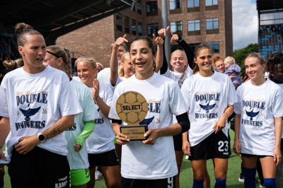 Nadia Nadim lavede to af HB Køges tre scoringer på hjemmebane mod Kolding IF. Med sejren kan Nadim og resten af HB Køges fodboldkvinder kalde sig danske mestre.