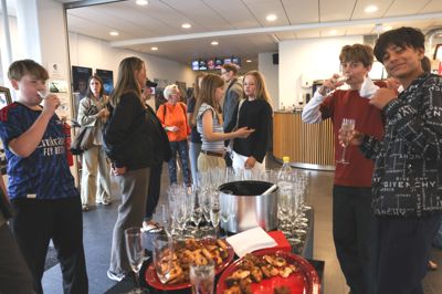 Der var dækket op som til en »rigtig« premierefest, da 7.a viste deres mini-dokumentarer i Ikast Bio.
