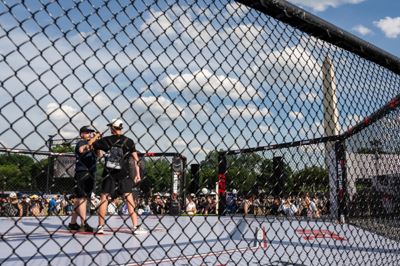 Et ottekantet bur er sat op foran Det Hvide Hus i Washington D.C. til et UFC-stævne, der afholdes på Donald Trumps fødselsdag.