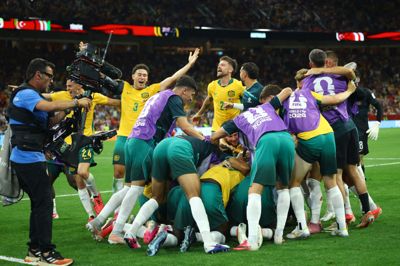 Australierne i ekstase efter anden scoring i 2-0-sejren over Tyrkiet.