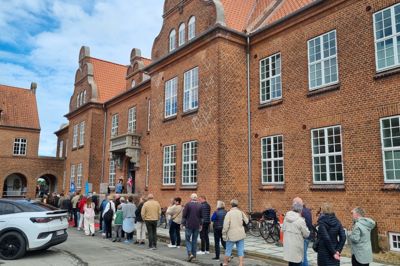 De fremmødte til åbent hus i sygehusbygningen måtte pænt vente i kø. Folk blev lukket ind i hold, så man kunne se de kommende boliger i ro og mag.