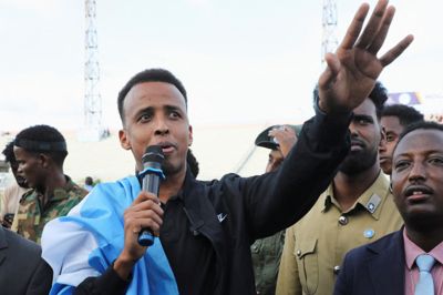 Dommeren Omar Artan blev nægtet indrejse i USA, hvor han skulle dømme VM. Da han kom hjem til Somalia blev han modtaget som folkehelt.