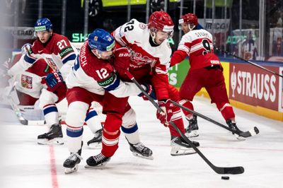 Phillip Schultz (nummer 72) var i maj med det danske landshold til VM i Schweiz efter en god sæson i Esbjerg Energy. Her er han i duel med tjekkiske Jiri Cernoch.