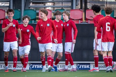 SIF's U17-drenge lukkede sæsonen i lørdags med en 4-2-sejr på Jysk Park over AGF. Holdet overhalede dermed den østjysk rival og sluttede på sjettepladsen i U17-ligaen. Frederik Ibsen, der her ses i midten af billedet, sluttede som delt treer på topscorerlisten med 17 sæsonmål.