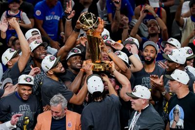 Begejstringen var enorm, da spillerne fra New York Knicks fik lov til at hæve trofæet.