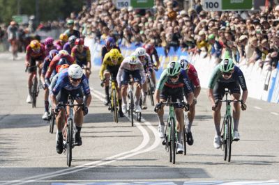 Tobias Lund Andresen (i midten) blev lige akkurat slået af den belgiske stjerne Jasper Philipsen (t.v.), da den anden udgave af Copenhagen Sprint blev afgjort.