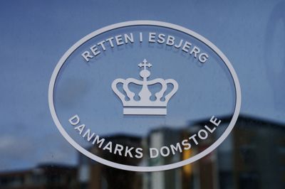En 21-årig mand blev søndag eftermiddag fremstillet i Retten i Esbjerg sigtet for besiddelse af euforiserende stoffer med henblik på videresalg.