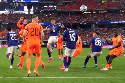 Koki Ogawa steg til vejrs og fik med hjælp fra Daichi Kamadas hoved skaffet Japan 2-2 mod Holland.