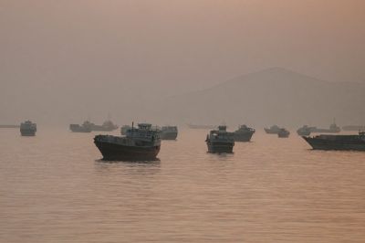 Billede fra Hormuzstrædet set fra Oman den 3. juni. Trump har meddelt, at det vil blive genåbnet, når aftale med Iran fredag er blevet underskrevet.