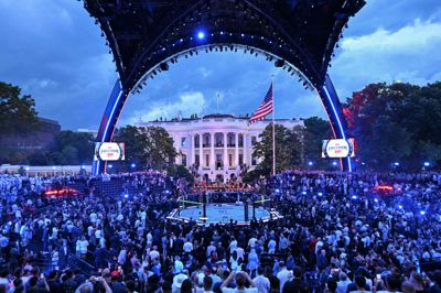 Tusindvis af tilskuere er mødt frem for at følge UFC-stævnet ved Det Hvide Hus. Blandt tilskuerne er Donald Trump, der søndag fylder 80 år.