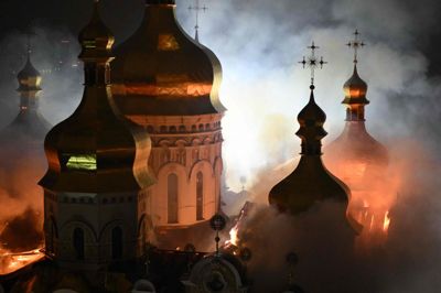 Røg og flammer ses natten til mandag ved katedral i klosteret Petjerska lavras kompleks i Kyiv i Ukraine.