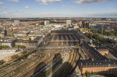 Tre togstrækninger har siden mandag morgen været berørt af fejl på sporskifter ved Københavns Hovedbanegård. På grund af fejlen kan alle sporene ikke benyttes i fuldt omfang.