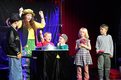 Henny Solskin fik flere børn med op på scenen, da hun gav et flot trylleshow i Bakkehuset.