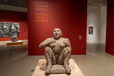 Figuren »Moder Jord« blev i 1954 placeret ved indgangen til Aarhus Rådhus, men borgmester Svend Unmarck Larsen blev så påvirket af synet, at han bad om at få skulpturen fjernet fra den udstilling, der lige skulle åbnes. Siden kom den til Herning. Men nu er »Moder Jord« for en stund tilbage i Aarhus, da værket er udlånt til Aros og udstillingen »Gående, faldende, stående«.
