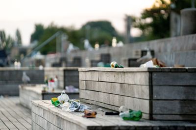 Skrald på Islands Brygge i København tidligt fredag morgen den 7. august 2020. Det efterladte affald kan blive en dødsfælde for dyr, advarer Dyrenes Beskyttelse.
