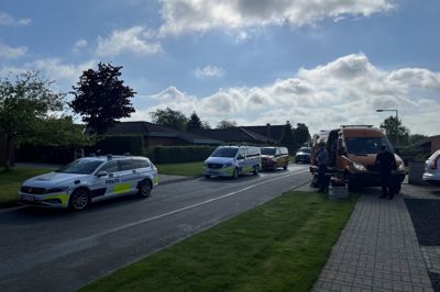 Politiet rykkede talstærkt til en villavej i Gjellerup, da der torsdag 21. maj kom en anmeldelse om, at der lå en bombe-lignende genstand i hækken.