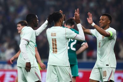 Ousmane Dembele, Michael Olise og Kylian Mbappé udgør på papiret VM's nok stærkeste offensiv.