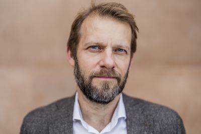 Forfatter og antropolog Dennis Nørmark modtager den skandinaviske krimipris Glasnøglen for sin roman »Harare«.
