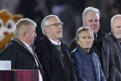 Allan Simonsen - nummer tre fra venstre - kan få en statue foran stadion i Vejle.