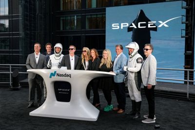 SpaceX lukkede efter sin første handelsdag på børsen med en stigning på 20 procent, hvilket blev fejret af rumfartsselskabets medarbejdere. Mandag fortsatte takterne.