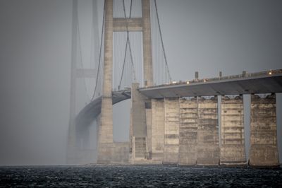 På grund af kraftig røg blev Storebæltsbroen lukket helt, skriver P4 Trafik.