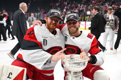 Natten til mandag kunne danske Frederik Andersen og Nikolaj Ehlers løfte Stanley Cup-trofæet som vindere af NHL sammen med resten af holdet fra Carolina Hurricanes. Med sejren skriver duoen sig i historiebøgerne, da kun en enkelt dansker før har spillet sig til en NHL-titel.