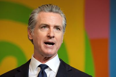 Gavin Newsom siger, at føderale agenter har taget kontakt til en række folk omkring guvernøren i forsøget på at finde frem til en forbrydelse.