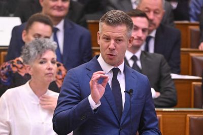 Den ungarske premierminister, Péter Magyar, svarer på spørgsmål fra oppositionen i parlamentsbygningen i Budapest mandag. Her har parlamentet stemt for en forfatningsændring, der forhindrer premierministre i at sidde mere end otte år.