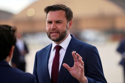 USA's vicepræsident, J.D. Vance, har mandag gennem flere interviews fortalt mere om, hvad der står i en hensigtserklæring om en afslutning på krigen i Iran, som USA og Iran indgik søndag.