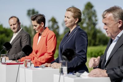 Mette Frederiksen (S), Pia Olsen Dyhr (SF), Lars Løkke Rasmussen (M) og Martin Lidegaard (RV) præsenterede regeringsgrundlaget den 2. juni. Her blev det slået fast, at store bededag vender retur som helligdag.