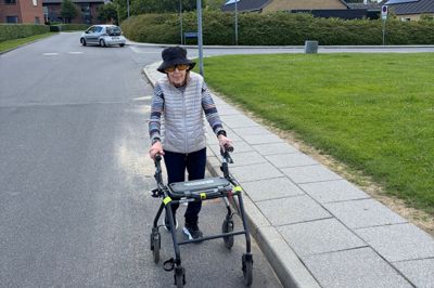 - Grete er nødt til at gå på vejen her på Smedebakken på grund af manglende ramper til hende rollator. Før i tiden blev det nemt til 10 kilometer, men jeg tør ikke begive mig ud på de lange ture på grund af trafikken, der er steget markant, fortæller 89-årige Grete Frandsen.