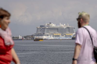 Politiet vil i den kommende tid advare turister, herunder krydstogtpassagerer, mod tricktyverier i København. Billedet er af et krydstogtskib i København i juli 2024.